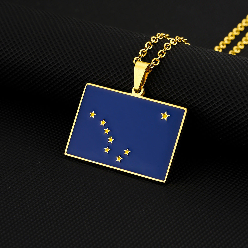 Collar con colgante de la bandera del estado de Alaska geométrica de estilo étnico retro en acero inoxidable con acabado esmaltado en cadena tipo O