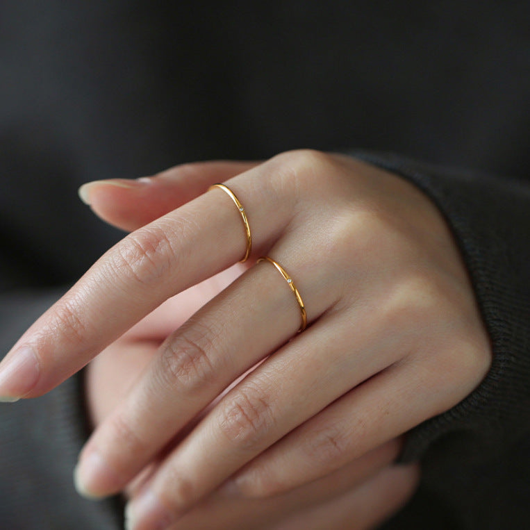 Anello Minimalista Geometrico da Donna in Acciaio al Titanio con Intarsi di Strass, Finitura Placcata, Grazioso, Impilabile, alla Moda