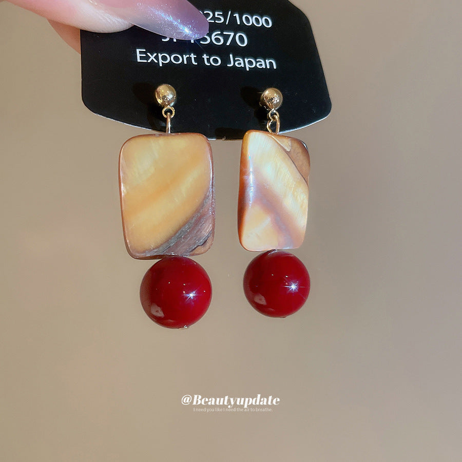 Pendientes colgantes cuadrados con dije de concha de inspiración vintage con cuentas rojas en materiales mixtos bañados en plata para mujer