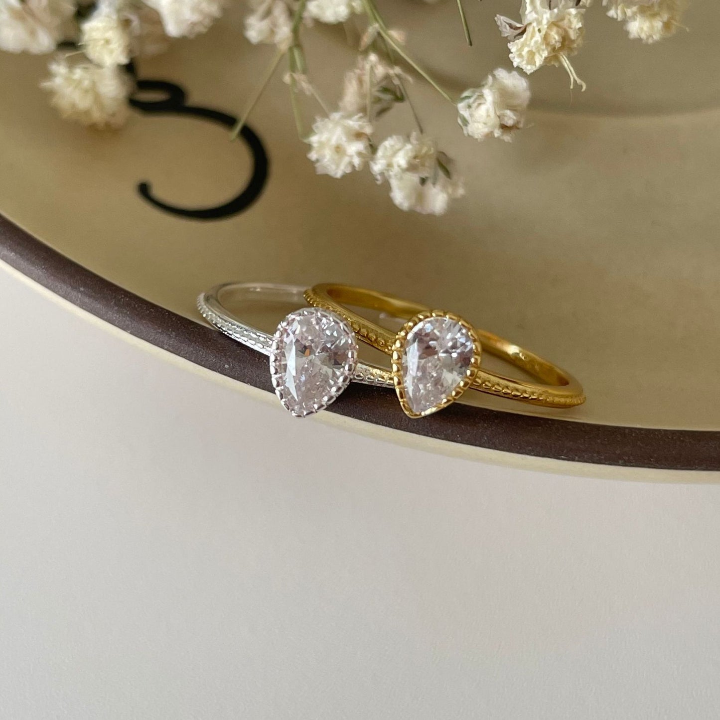 Anillo Minimalista de Plata con Incrustación de Circonita en Forma de Letra para Mujer, Banda de Plata Esterlina 925 con Acento en Forma de Lágrima