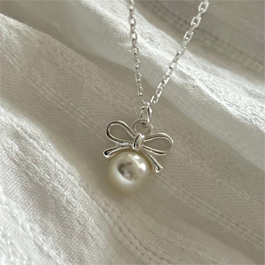 Minimalist Bowknot Pearl Necklace in 925 Sterling Silver with Geometric Design and Rhodium Plating