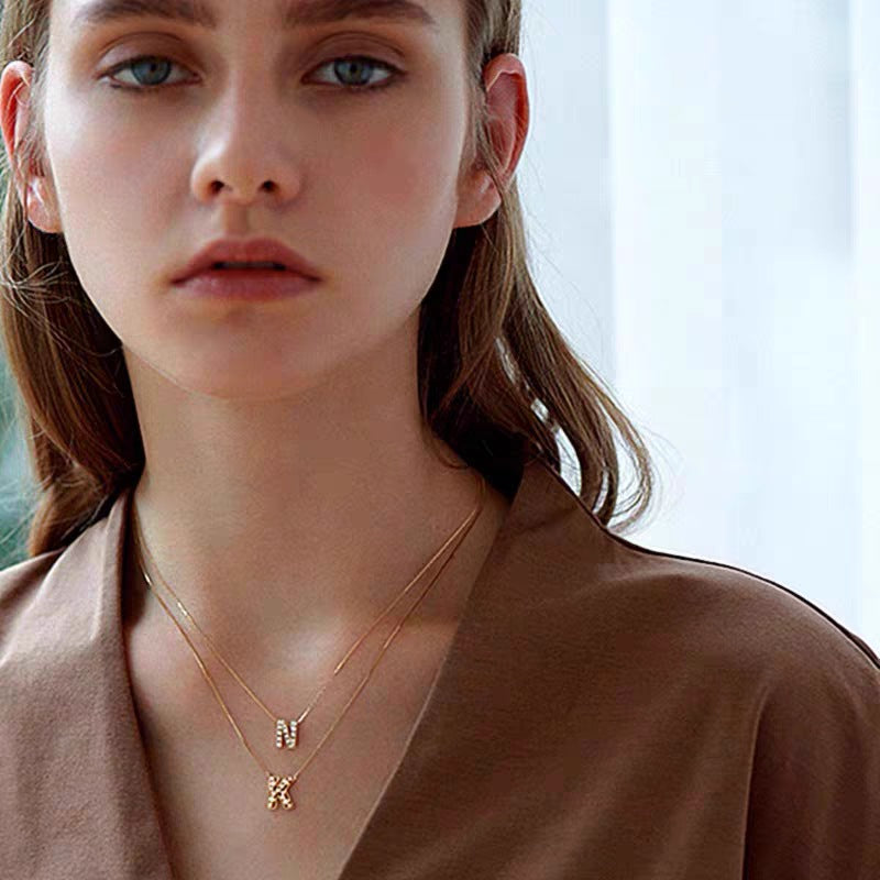 Collana con Ciondolo a Lettera Minimalista da Donna in Acciaio al Titanio con Placcatura in Oro 18K e Strass su Catena O-Ring