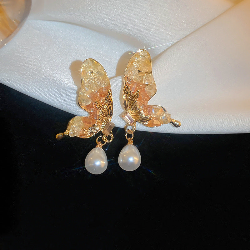 Elegantes pendientes florales de perlas con postes de plata chapados en oro para mujer