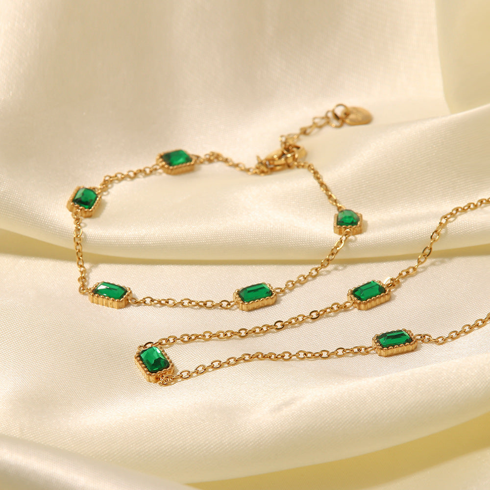 Collana da donna minimalista quadrata con zirconi verdi in acciaio al titanio placcato