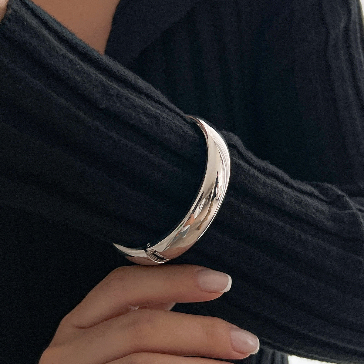 Bracciale rigido a molla lucidato in metallo liquido geometrico con texture decisa da donna