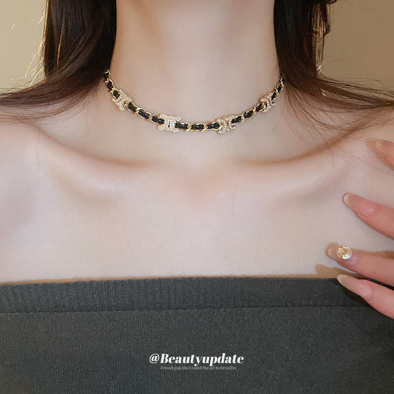 Set de collar con colgante de doble C de cuero trenzado para mujer con dije de aleación, cadena de medallón minimalista elegante, patrón floral, diseño circular geométrico, joyería de moda de lujo ligera