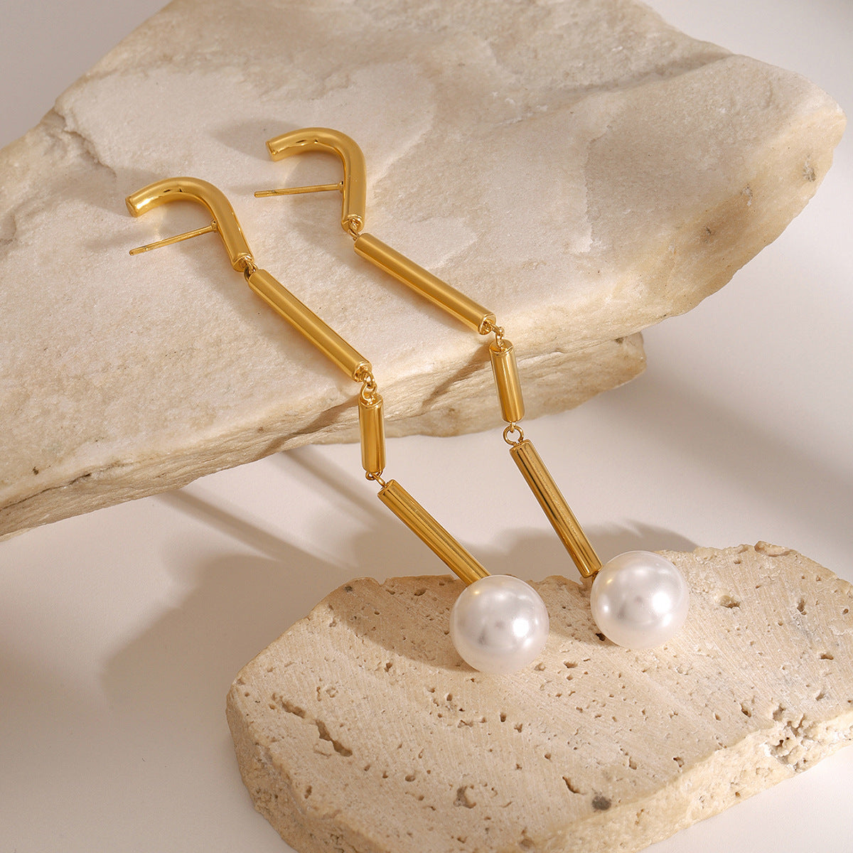 Orecchini pendenti da donna minimalisti geometrici in acciaio inossidabile con finitura placcata e accenti di perle
