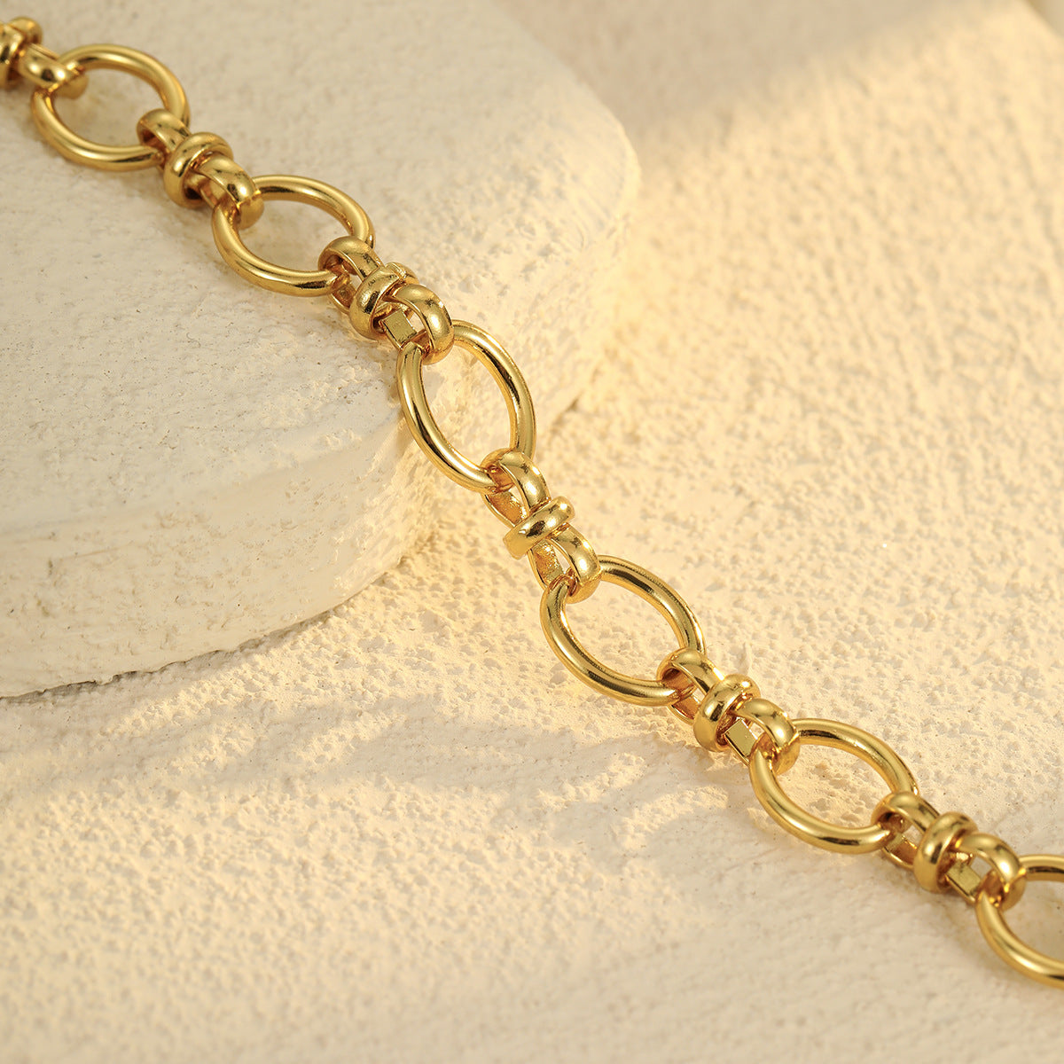 Bracciale da donna in stile punk geometrico in acciaio inossidabile placcato con anelli intrecciati e dettagli sferici