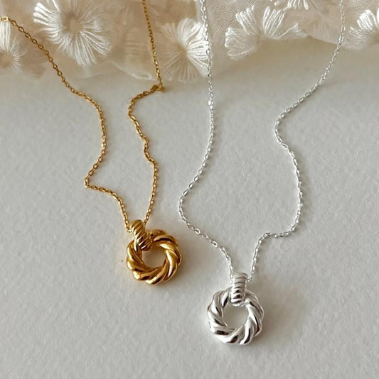 Collana a Pendente Geometrica Minimalista in Argento Sterling 925 con Dettagli a Fiocco e Esagramma su Catena Snake