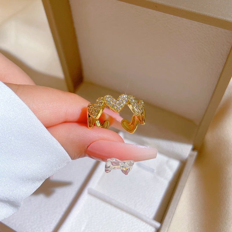 Anillo minimalista de corazón abierto para mujer en latón con baño de oro, anillo de lujo ligero con delicado detalle incrustado