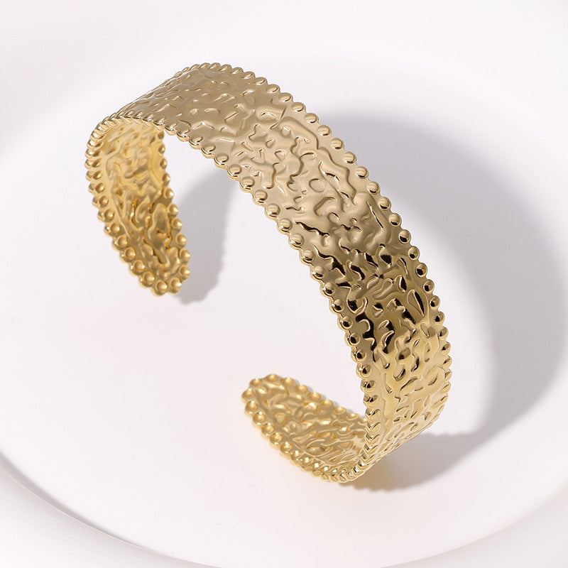 Bracciale Aperto Vintage in Acciaio Inossidabile con Placcatura in Oro 18K, Superficie Texturizzata, Design Minimalista di Lusso