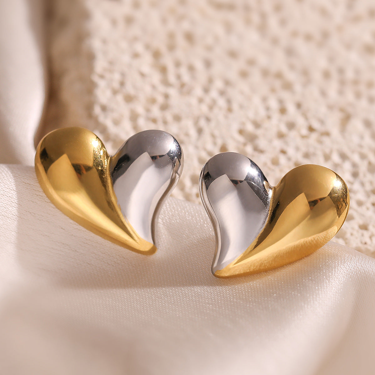 Orecchini a perno da donna a forma di cuore in acciaio inossidabile placcato oro, dal design geometrico minimalista, gioielli versatili per tutti i giorni