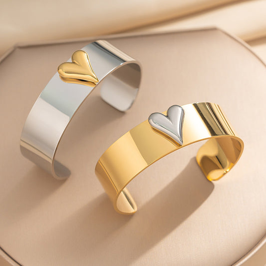 Pulsera minimalista de titanio pulido en forma de corazón para mujer con chapado en oro de 18 quilates