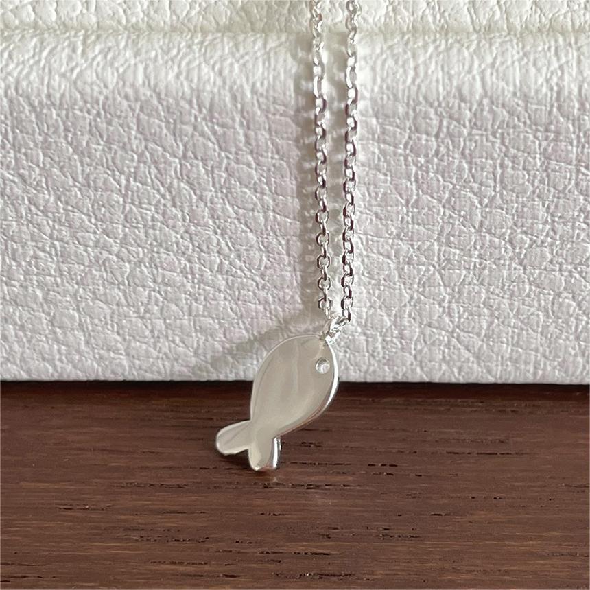 Collana con pendente a forma di pesce minimalista in argento sterling 925 con finitura placcata su catena a maglie incrociate
