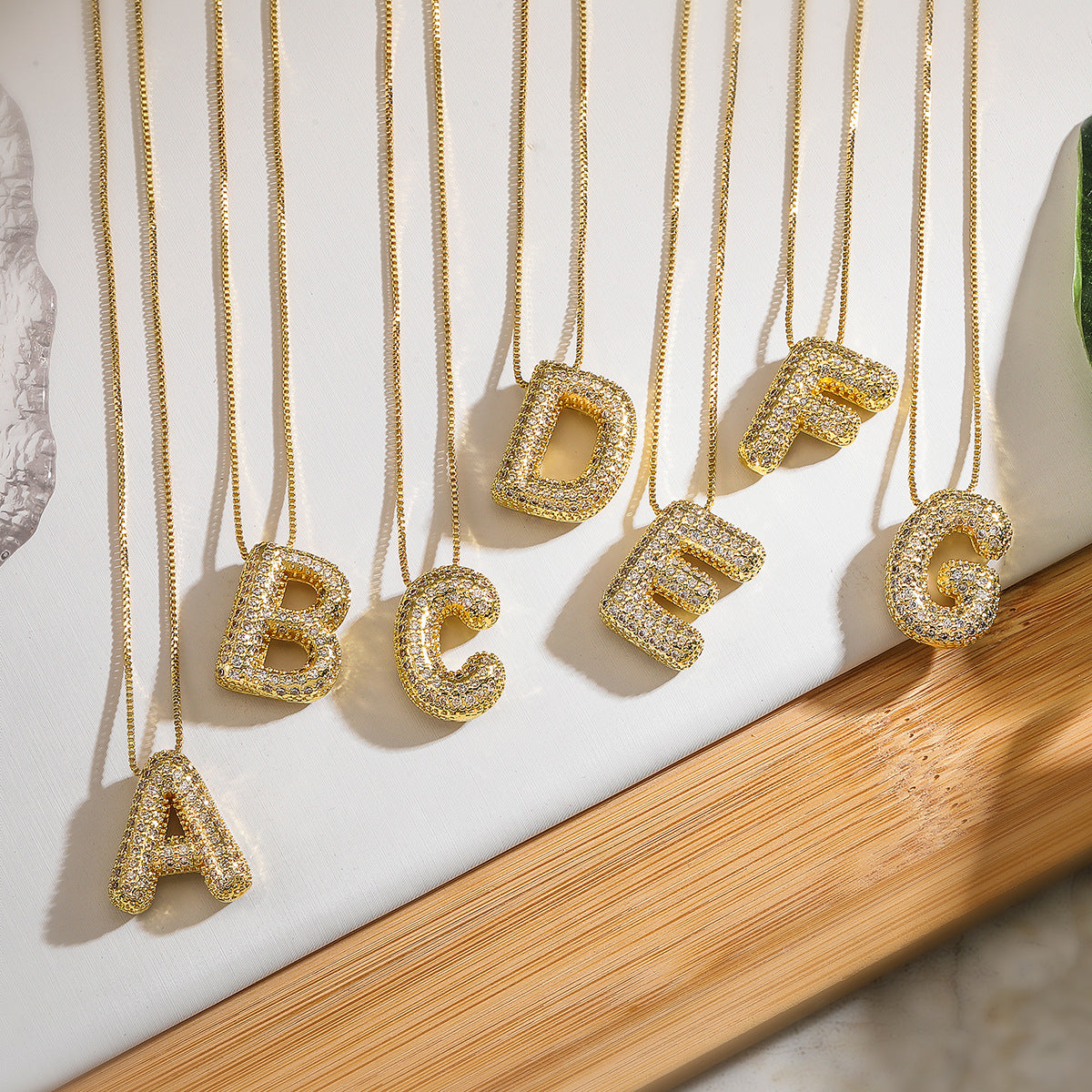 Collana con ciondolo a lettera geometrica minimalista da donna con intarsio in zircone in rame