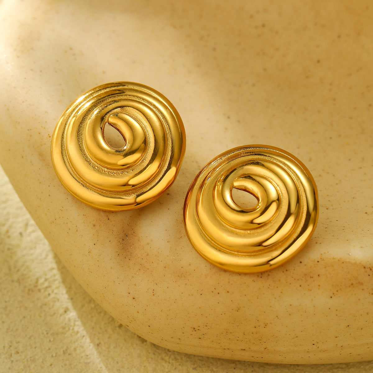 Aretes de tuerca circulares huecos de acero de titanio con rosca a la moda para mujer con acabado chapado