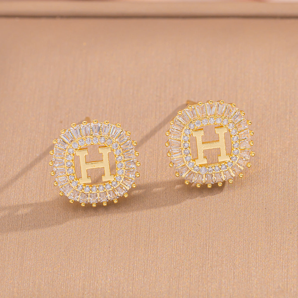 Orecchini a perno Saturno minimalisti color oro in ottone con zirconi per donna