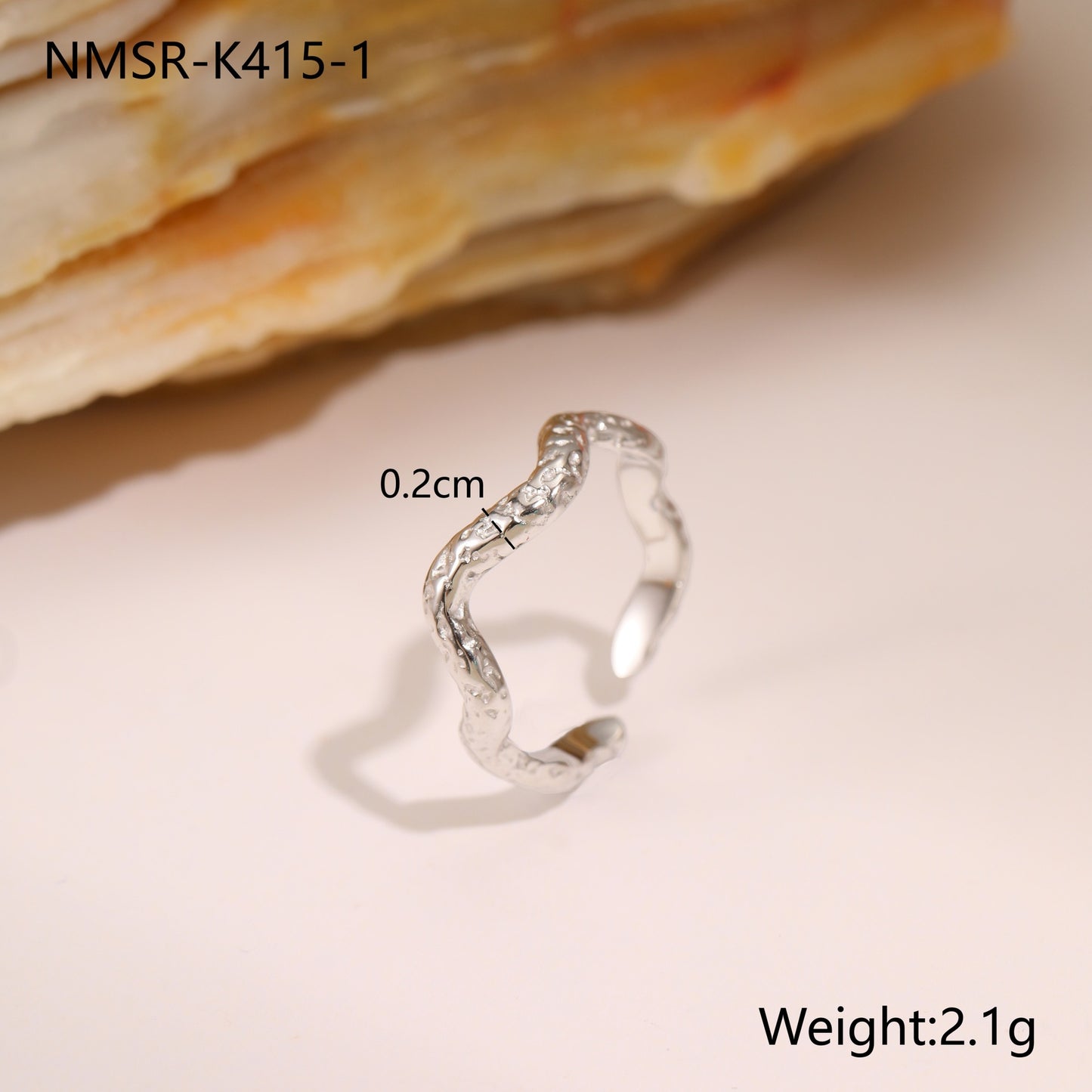 Anello regolabile minimalista geometrico in acciaio al titanio martellato da donna con finitura placcata