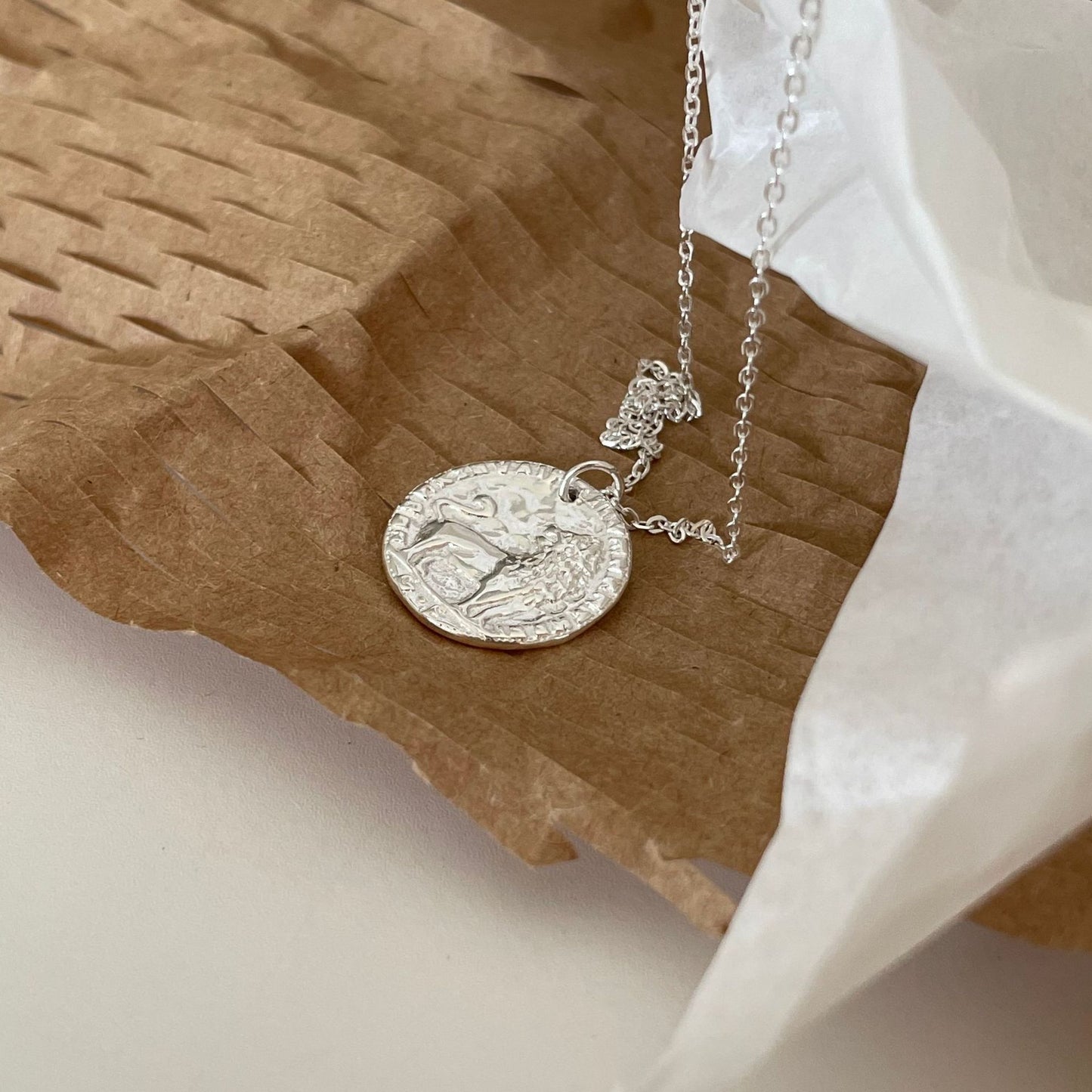 Ciondolo Leone Geometrico in Argento 925 Placcato Oro, Gioielli da Donna con Design Originale Vintage