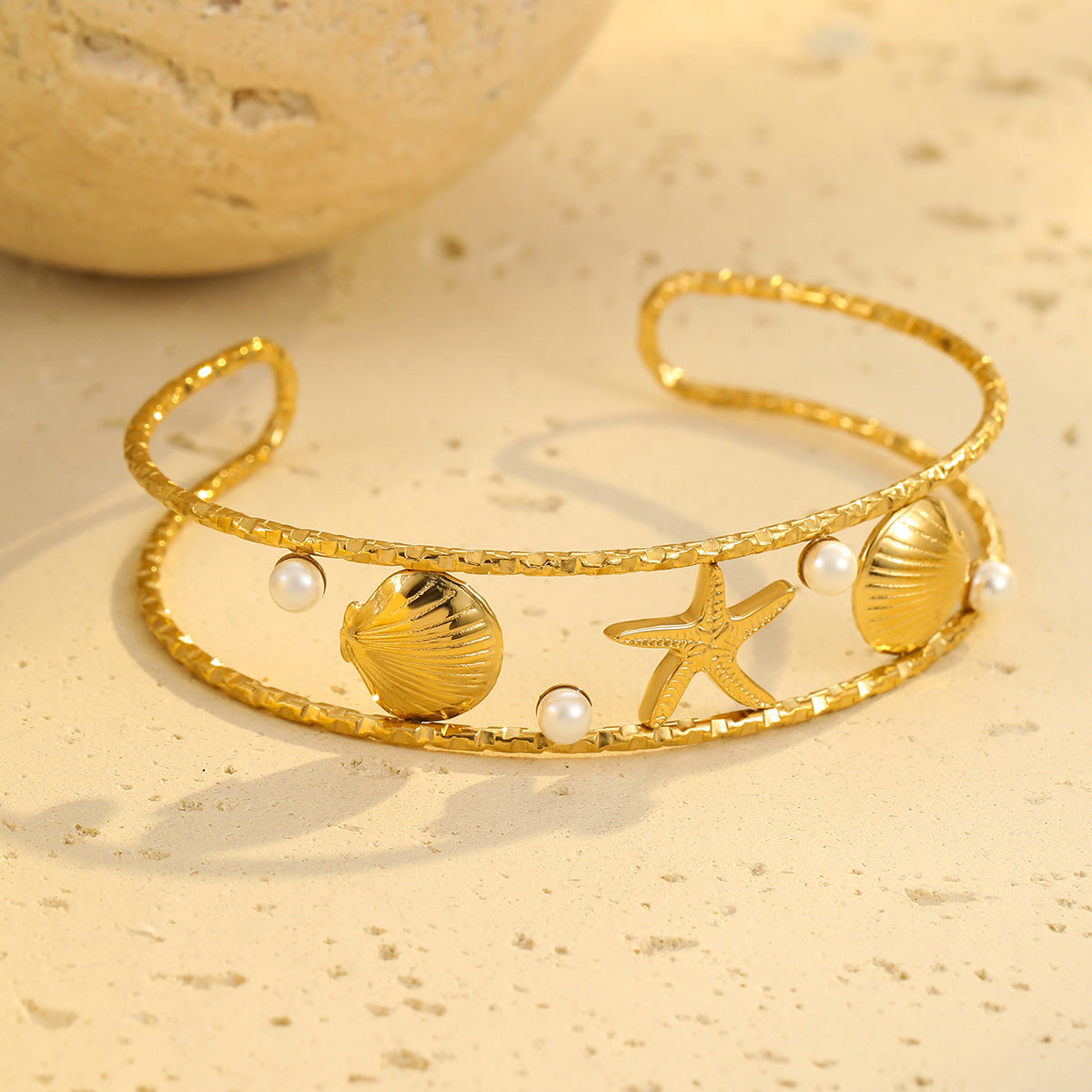 Fashionable Ocean-Themed Summer Bracelet with Starfish and Seashell Motifs Stainless Steel Plated in 18K Gold for Women