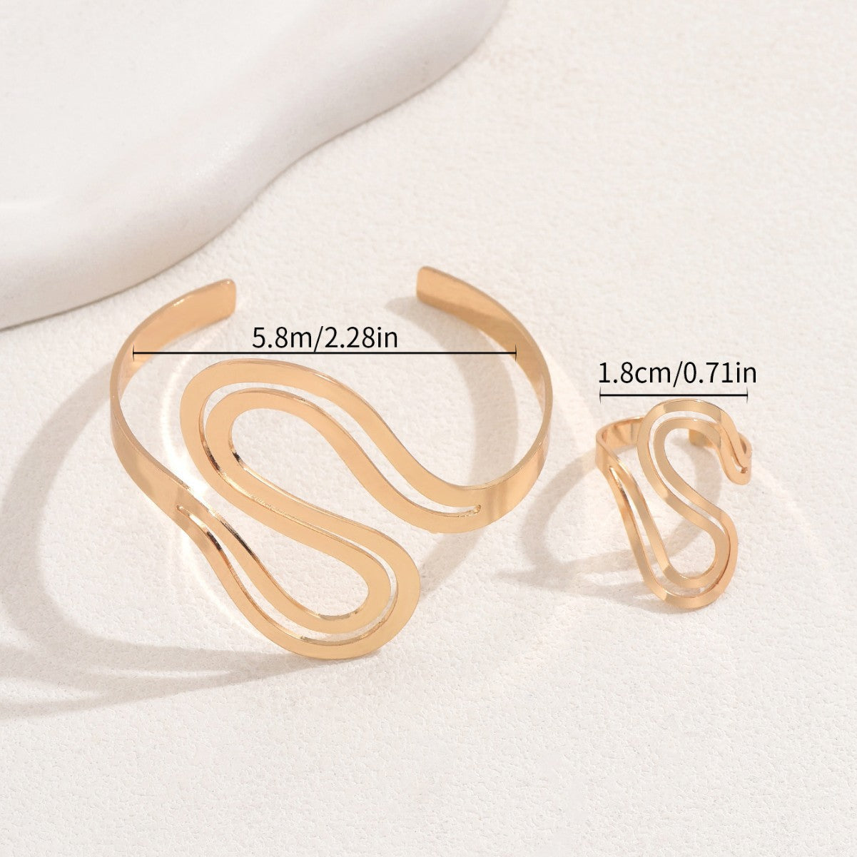 Set de Brazalete Abierto Ajustable y Anillo Geométricos para Mujer con Diseño Calado, Pulsera y Anillos de Aleación Galvanizada
