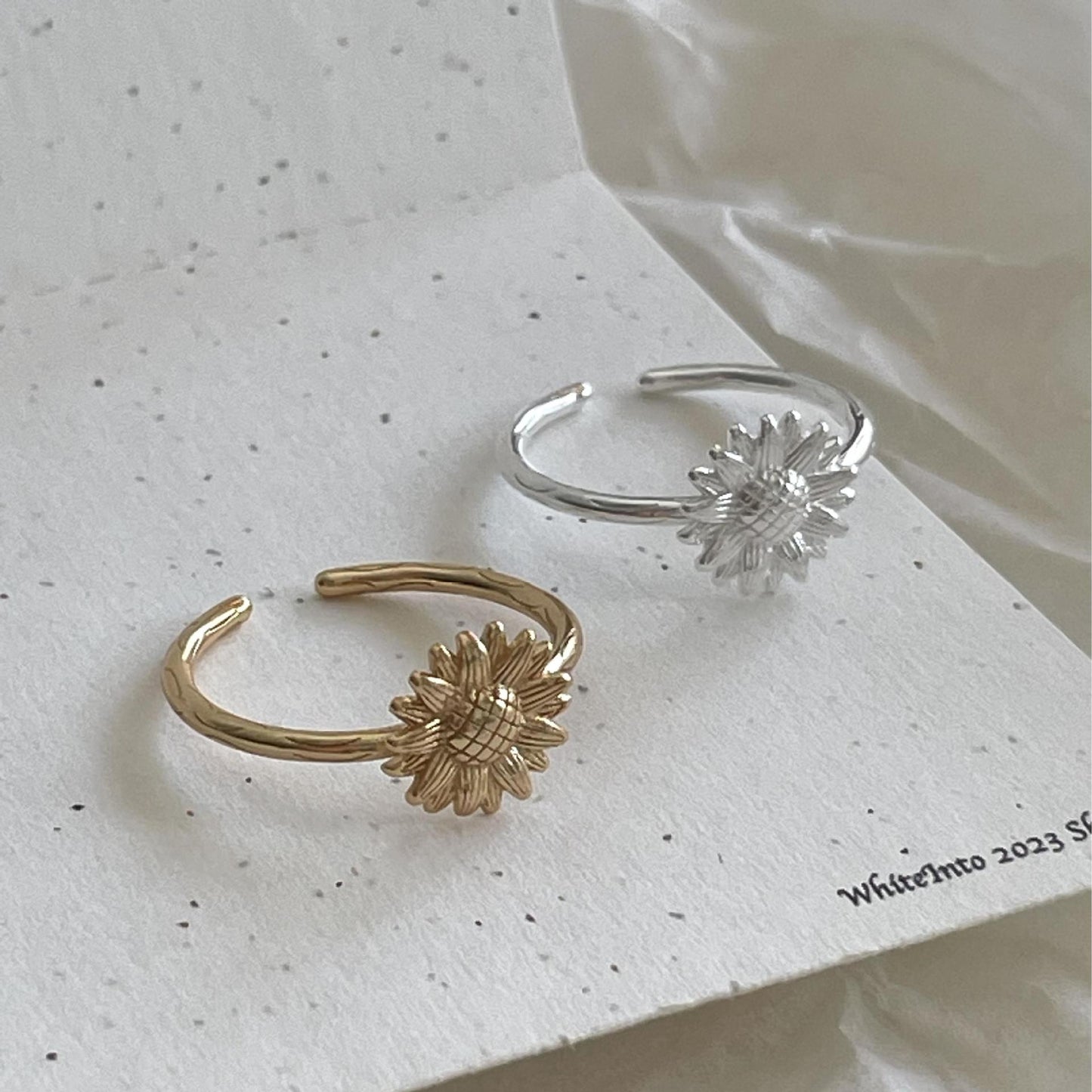 Anello Minimalista Regolabile a Forma di Margherita in Argento Sterling S925 con Accenti di Cuore e Fiocco per Donne