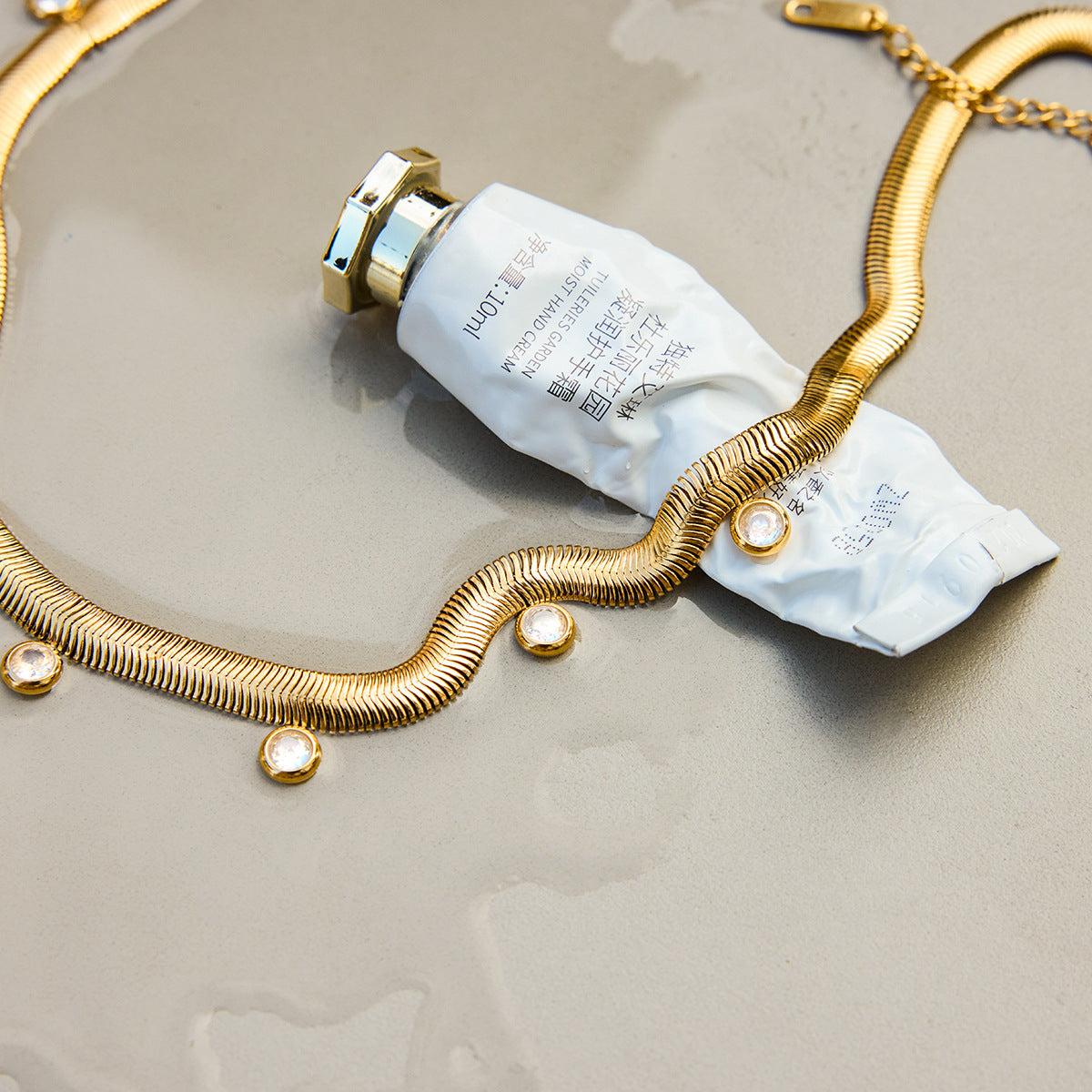 Collana da donna in acciaio inossidabile placcato oro 18 carati con zirconi, dal design geometrico di lusso