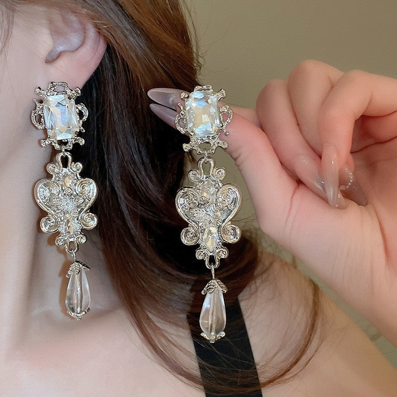 Orecchini a perno di lusso con lega geometrica irregolare e intarsio di strass, placcati argento, alla moda e versatili da donna