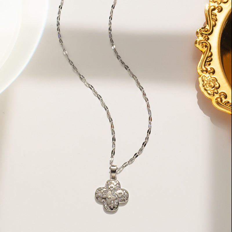 Luxury Minimalist Four-Leaf Clover Pendant Necklace for Women in Titanium Steel with Rhinestone Inlay on Wavy Chain