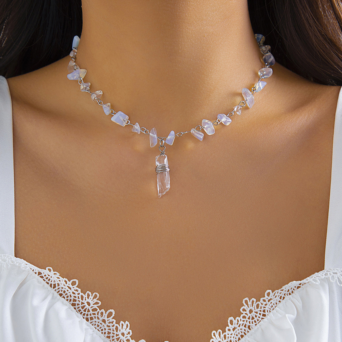 Collar minimalista con colgante de cristal irregular para mujer con forma geométrica y acabado chapado