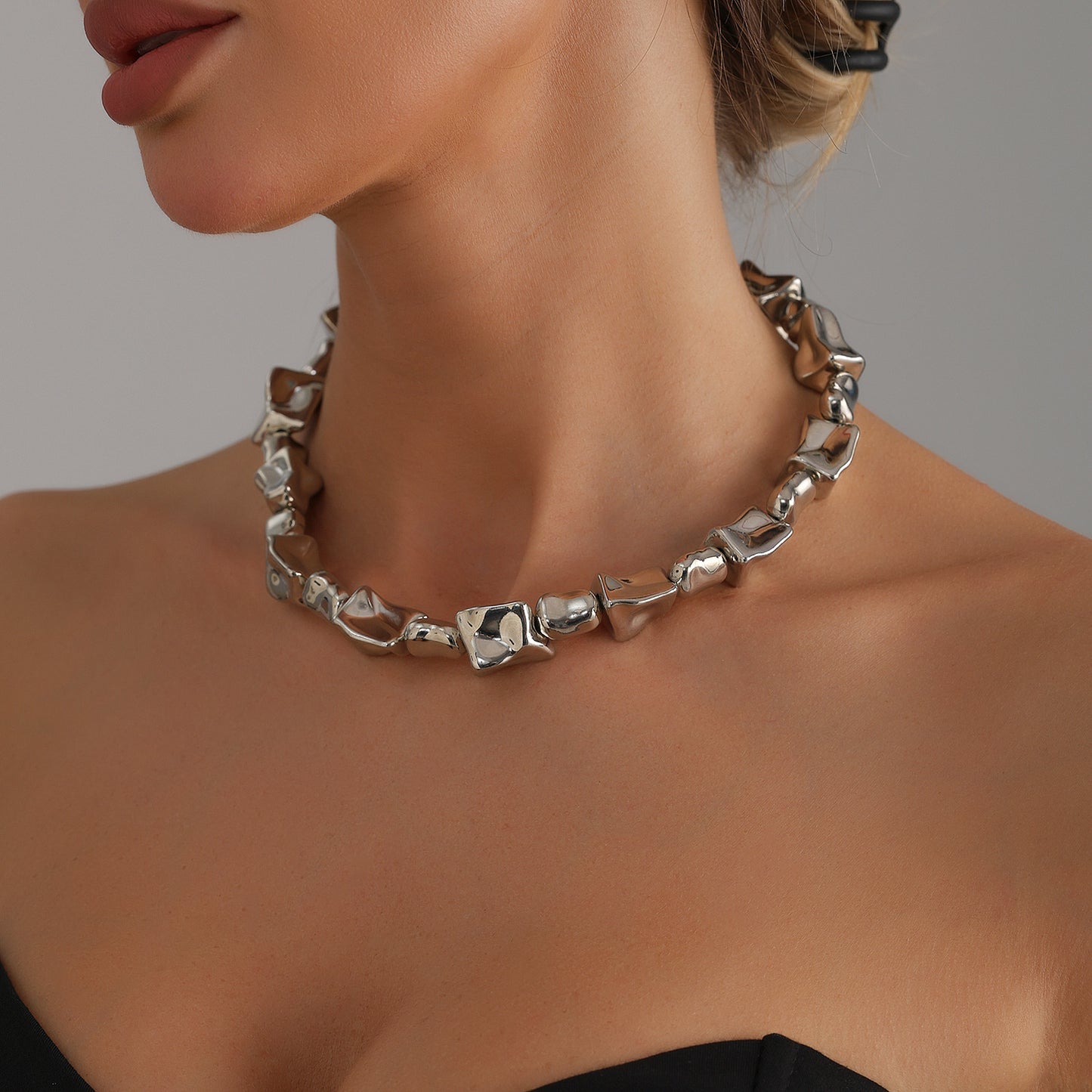 Minimalist Geometric Irregular Pendant Necklace for Women with Electroplated Plastic Resin and Clavicle Chain