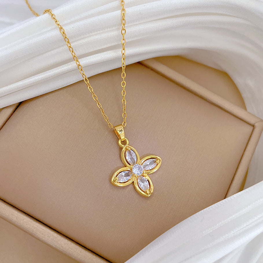 Collana con Pendente Quadrifoglio Portafortuna da Donna in Acciaio al Titanio con Intarsi in Strass, Design Geometrico, Delicata Catena alla Clavicole