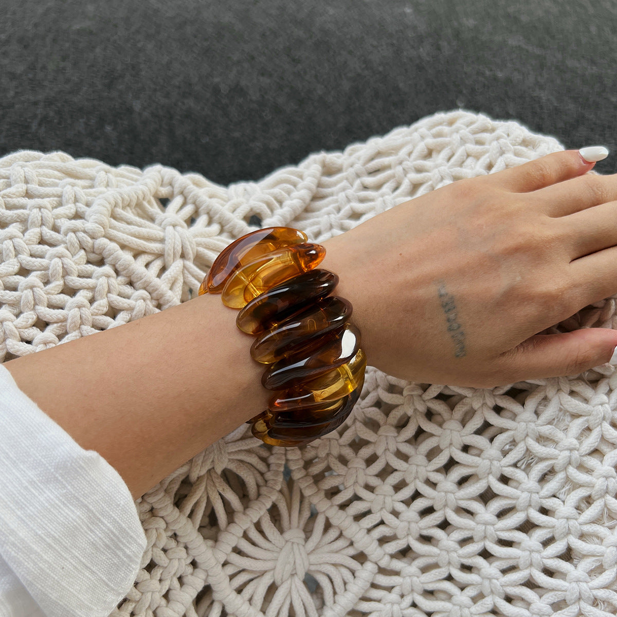 Bracciale da donna in resina oversize semi-trasparente effetto marmo ambrato vintage con forma geometrica