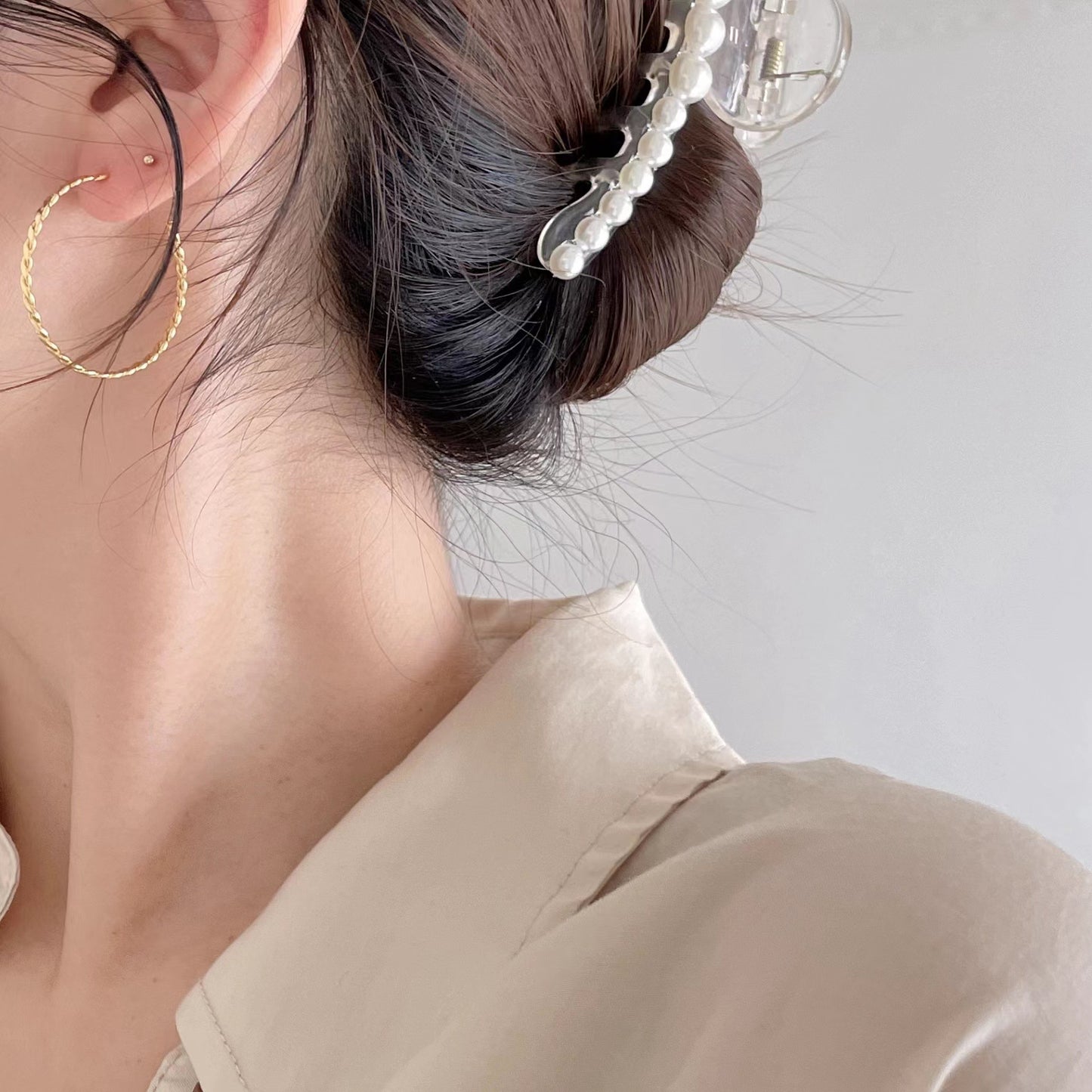 Minimalist Vintage 925 Sterling Silver Teardrop Polished Hoop Earrings with Pearl Inlay and Floral Pattern