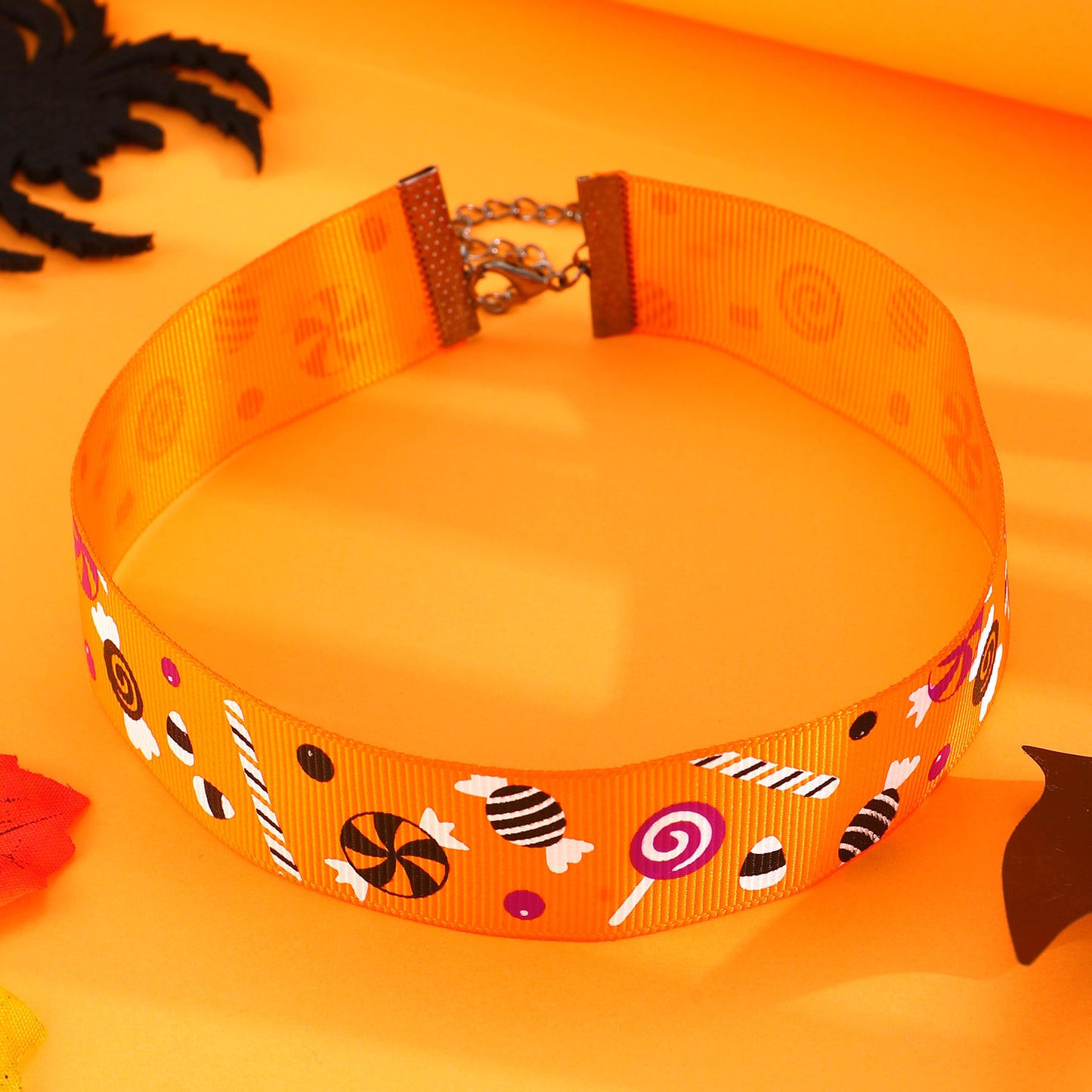 Collar con colgante de calavera, gato negro y fantasma de dibujos animados con temática de Halloween para mujer, con dije de aleación y acabado galvanizado en banda de tela