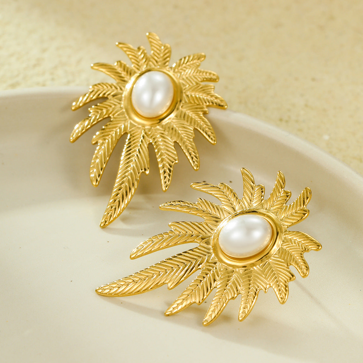 Pendientes de acero inoxidable estilo francés vintage con incrustaciones de perlas, diseño de hojas y flores irregulares para mujer con acabado chapado