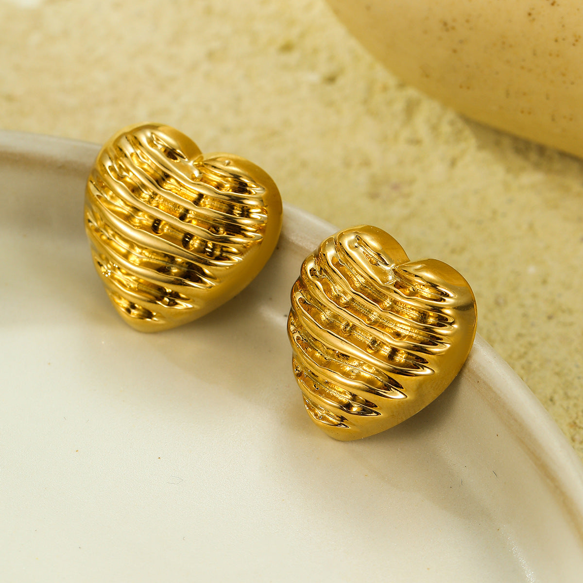 Pendientes de acero inoxidable texturizado en forma de corazón estilo vintage con acabado chapado