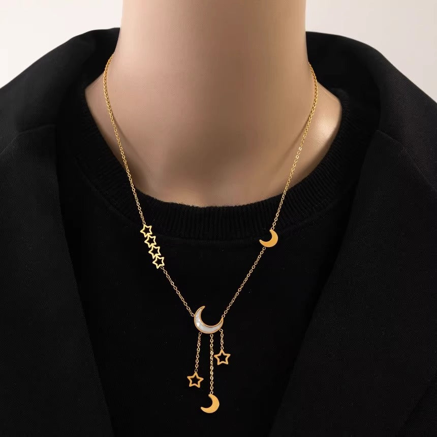 Collana con Pendente Geometrico Minimalista a Stella e Luna in Acciaio al Titanio con Finitura Placcata per la Claviccola