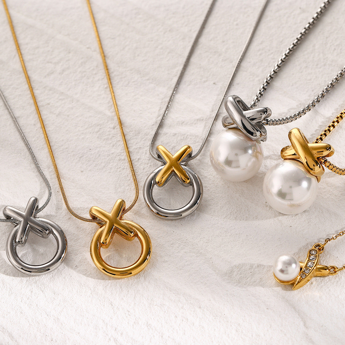 Collana con ciondolo a croce, perla e motivo "XO" placcata in oro 18K su acciaio inossidabile, catena a serpente, alla moda