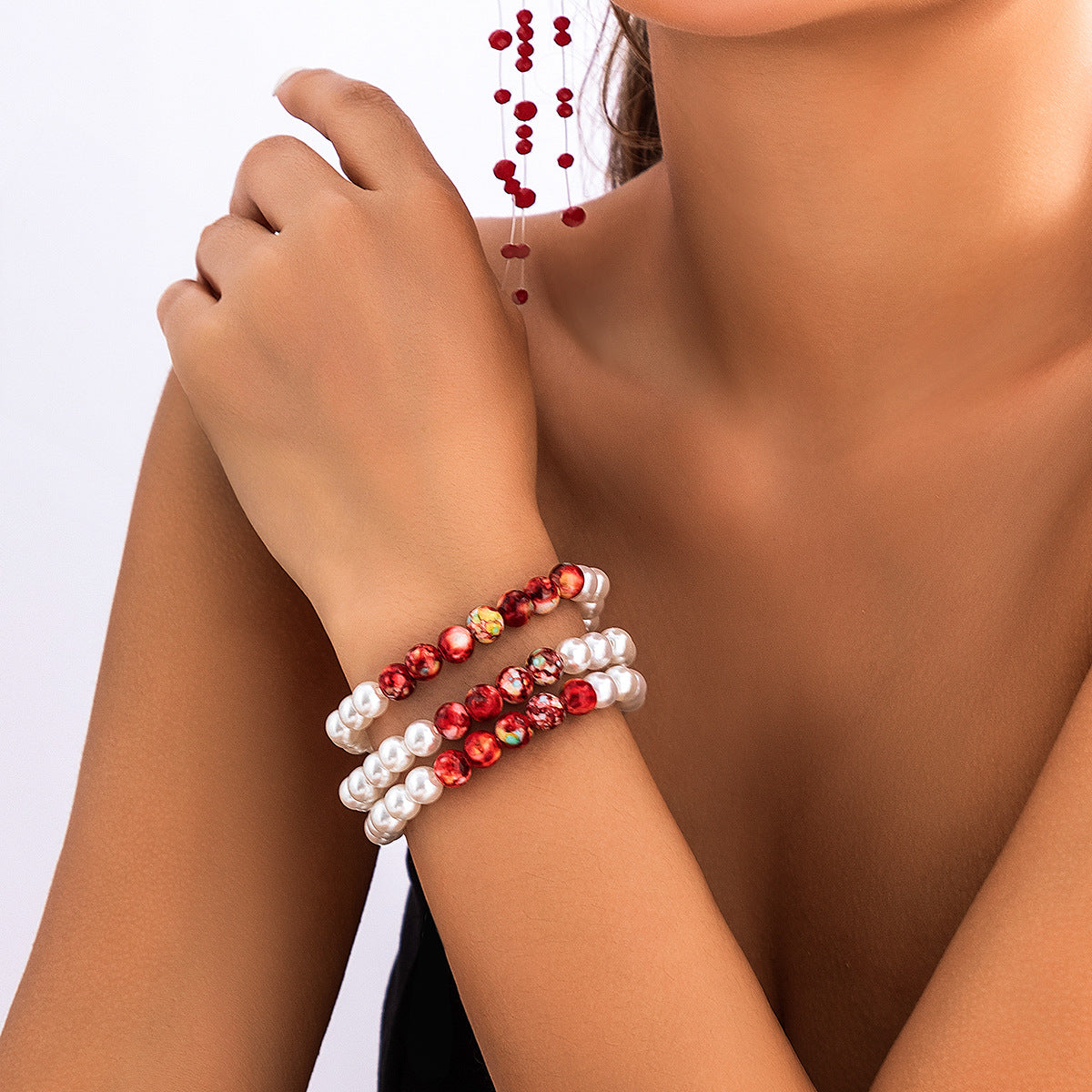 Collana vintage gotica multistrato con perle e nappe, ciondolo con strass e finitura placcata, da donna