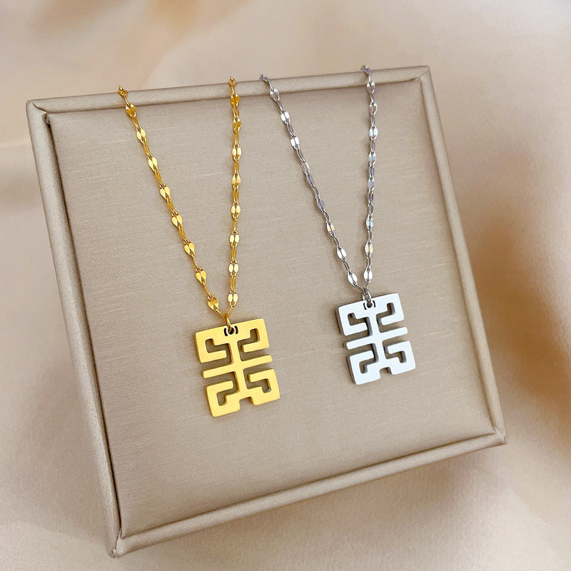 Collana da donna placcata in acciaio al titanio, dal design geometrico minimalista e retrò, con ciondolo a medaglione placcato oro con motivi di peonia e zucca.