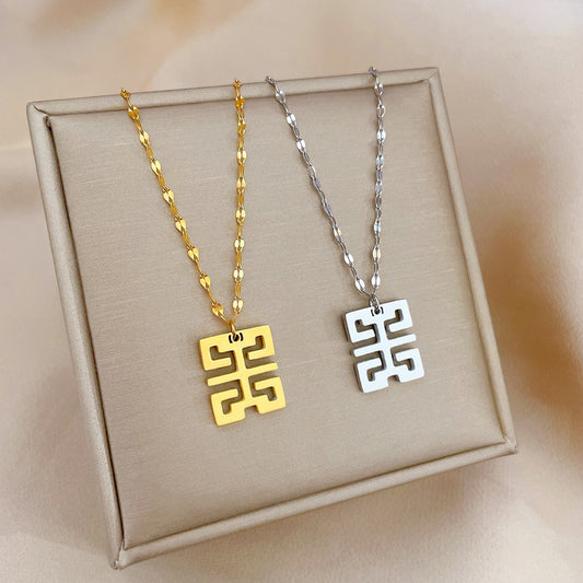 Collana da donna placcata in acciaio al titanio, dal design geometrico minimalista e retrò, con ciondolo a medaglione placcato oro con motivi di peonia e zucca.