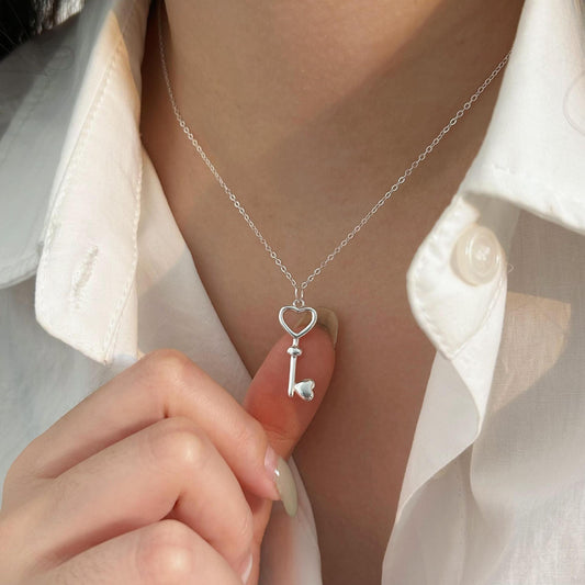 Collar con colgante de llave minimalista con forma de corazón de plata de ley 925 con acabado chapado en cadena cruzada