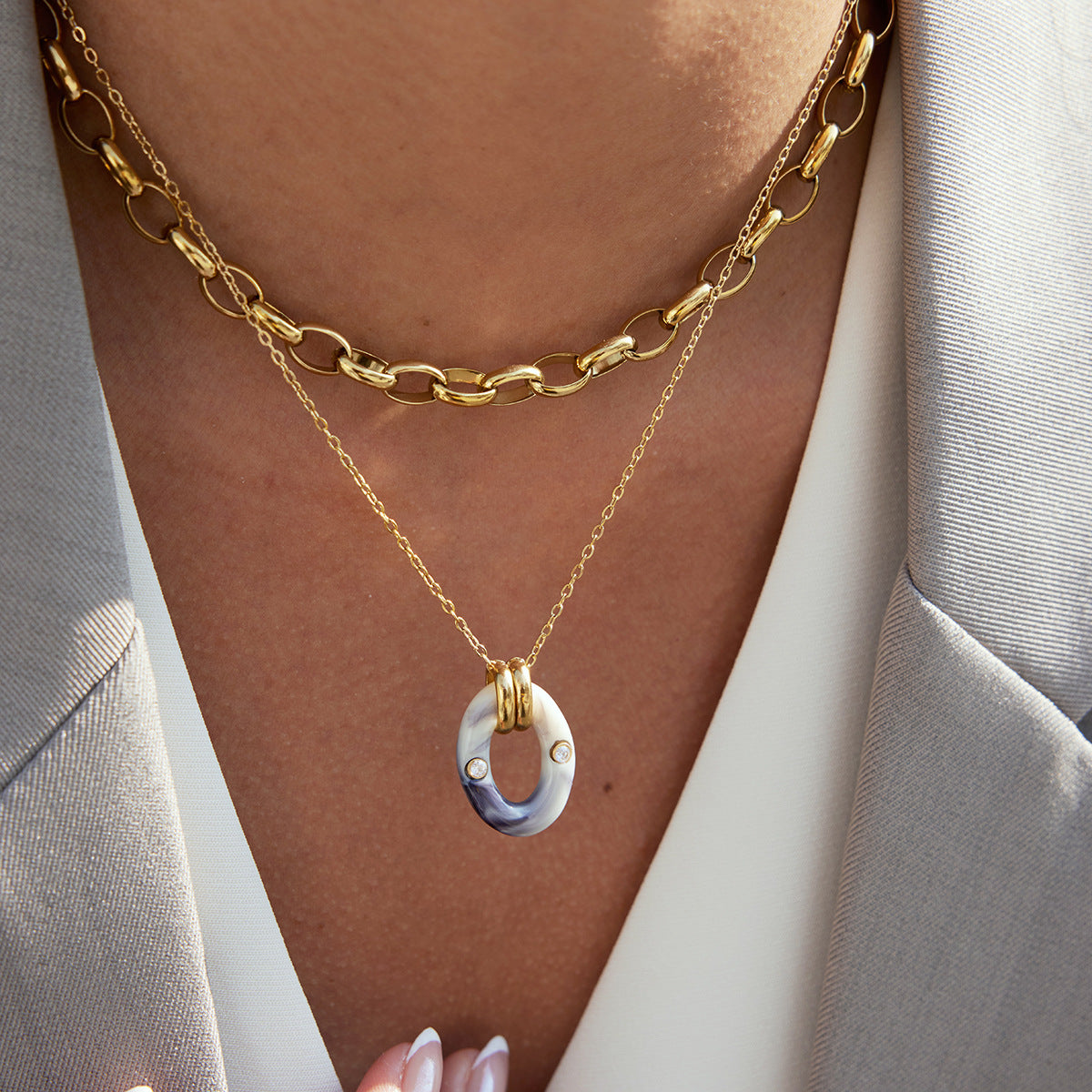 Ciondolo Ovale Geometrico Minimalista in Acciaio al Titanio Placcato Oro 18K PVD con Resina, Collana da Donna