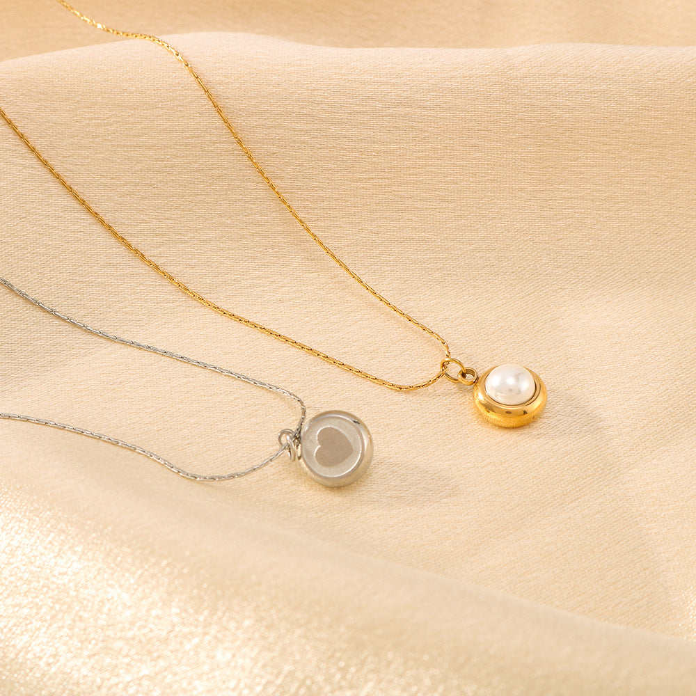 Collana Minimalista a Cuore in Acciaio Inossidabile con Accento di Perla e Finitura Placcata Sottovuoto 18K, Ciondolo a Catena O per Donna