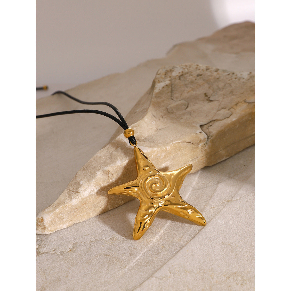 Collana con Ciondolo a Stella in Acciaio Inossidabile Placcato Oro 18 carati Stile Retrò Ins con Cordino in Cera Nera