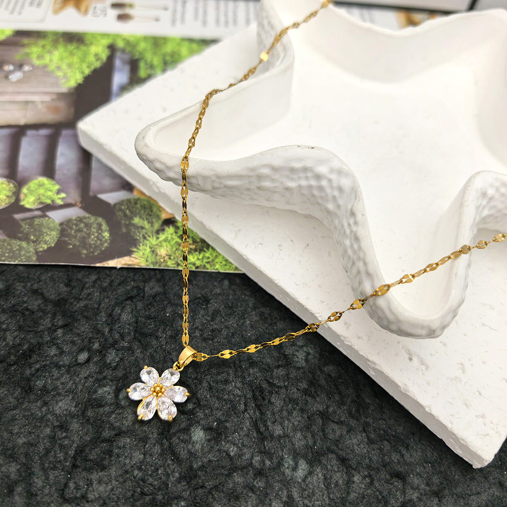 Collana pendente floreale a cinque petali minimalista in acciaio al titanio con intarsio di strass e ciondolo in rame placcato oro su catena a maglie ovali