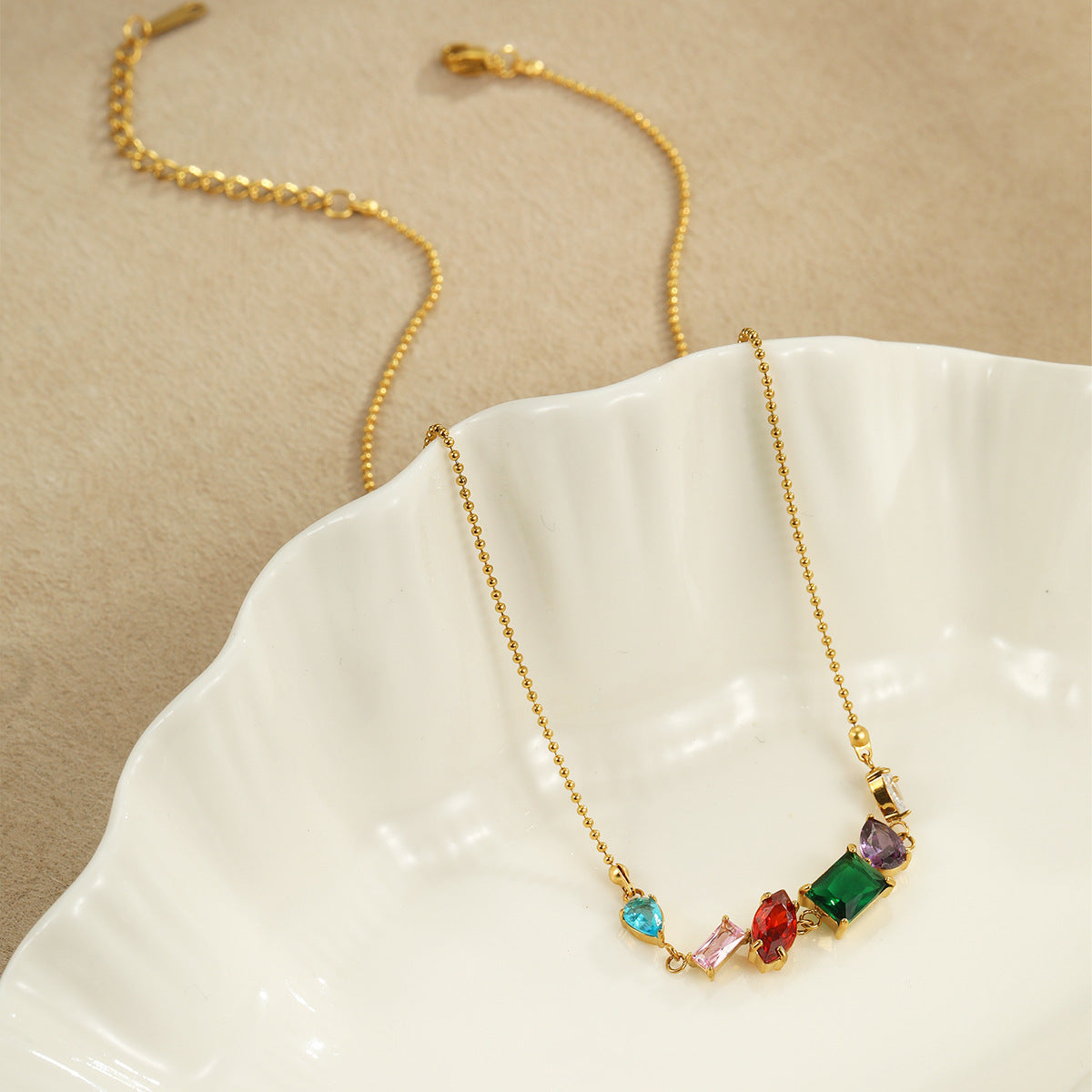 Collana da donna alla moda in acciaio inossidabile con geometrie, placcatura in oro e accenti di zirconi colorati