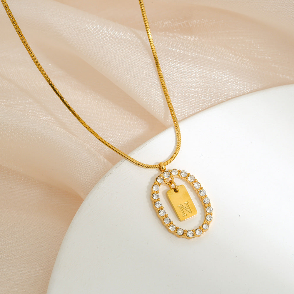 Collana da donna con ciondolo a lettera in acciaio inossidabile, minimalista, con strass, su catena snake