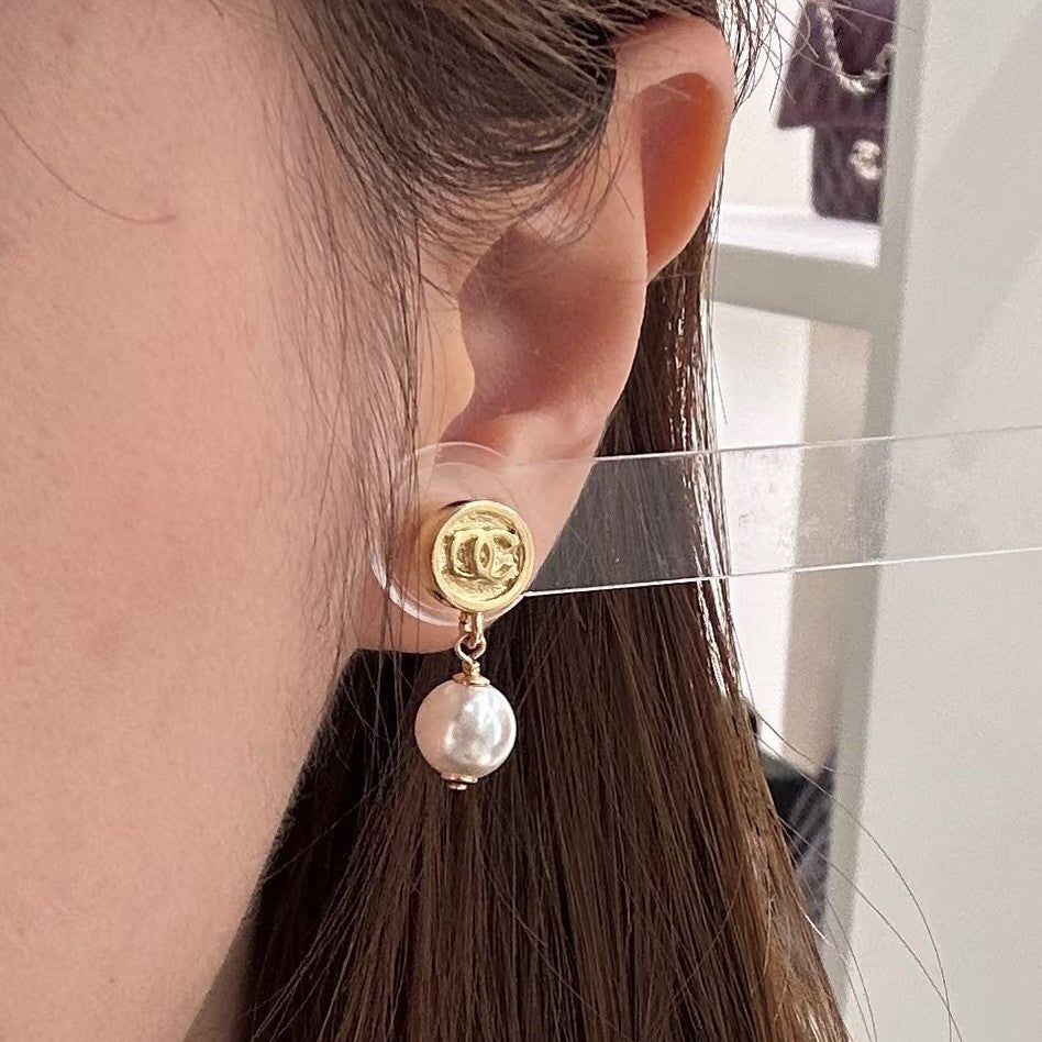 Elegantes pendientes colgantes de perlas redondas con doble C y postes de plata de ley 925 para mujer